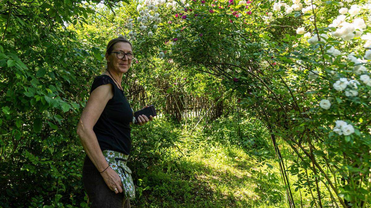 Katharina Tripold-Kotzmuth in ihrem Garten