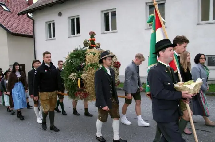 Unter den Klängen der Blasmusikkapelle Kainachtal zog die große Schar mit der prächtigen Erntekrone, welche von der Landjugend Kohlschwarz gebunden wurde, zum Festgottesdienst, der vom Seelsorgeraumleiter Martin Trummler und von Pfarrer Winfried Lembacher zelebriert wurde, in die Pfarrkirche.
