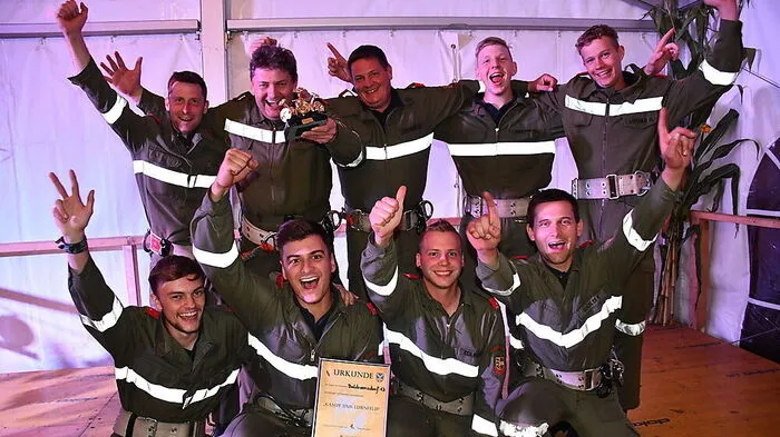 Die Sieger: Patrick Kohlmaier, Manfred Rauter, Franz Steiner, Lukas Krierer, Daniel Loipold (hinten von links), Mathias Schöttke, Andreas Reisinger, Daniel Edlinger und Mario Kohlmaier (vorne von links)