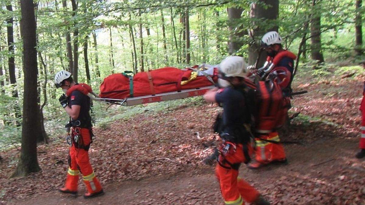 Das verletzte Kind wird abtransportiert