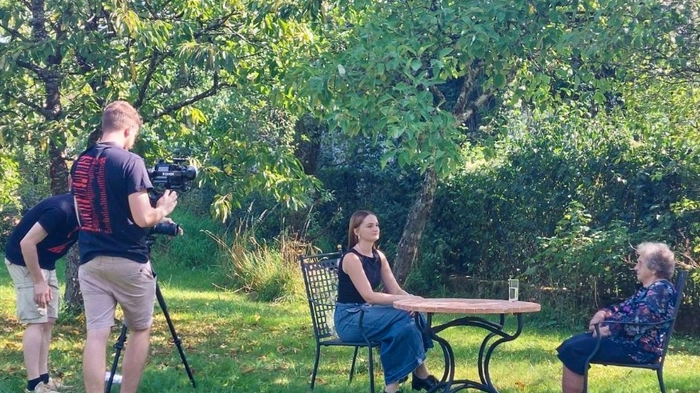 Am Bild zu sehen sind Dreharbeiten eines Interviews 