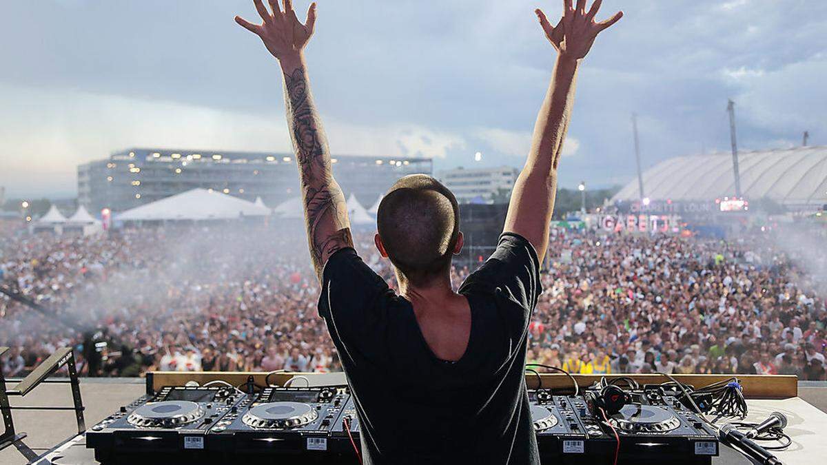 Hände hoch, das ist ein Stimmungs-Überfall! Headhunterz eröffnete die Main Stage nach dem Regen