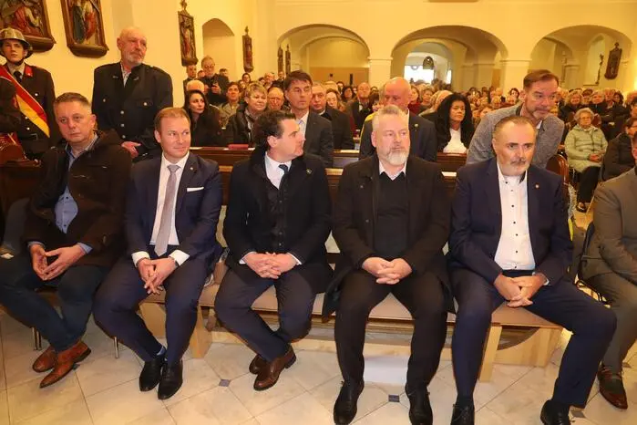 ... und der burgenländische Landeshauptmann Hans Peter Doskozil zeichnete Pfarrer Brei mit dem Goldenen Ehrenkreuz des Bundeslandes Burgenland aus