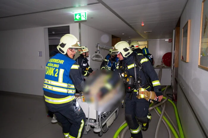 20 Personen wurden leicht verletzt, rund 90 Patienten mussten verlegt werden.