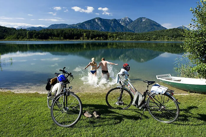 Schwach mesotroph: Der Turnersee verfügt unverändert über eine sehr gute Wasserqualität. Die Sichttiefe liegt zwischen 2,2 und 3 Meter. Temperatur: 26 Grad (Stand 12. August).Tiefe: maximal 13 Meter. Fläche: 441.559 Quadratmeter.