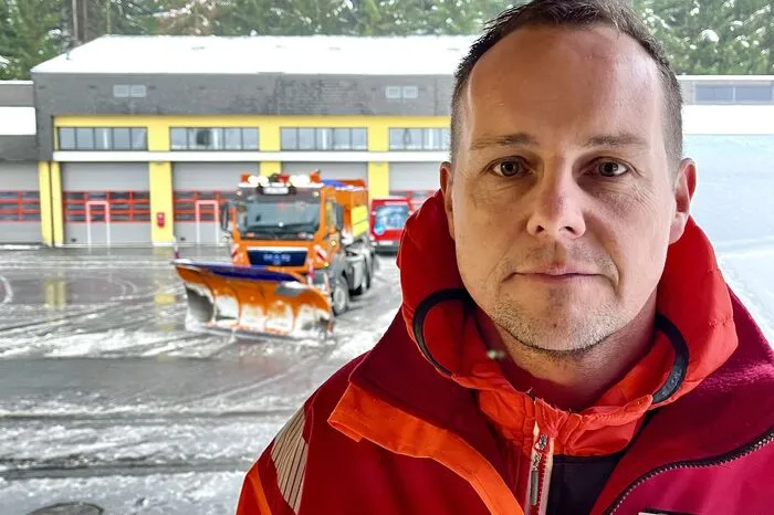 Auch Autobahnmeister Markus Bratschko hievte sich am Montag auf ein Räumfahrzeug, um die Intervalle abzukürzen