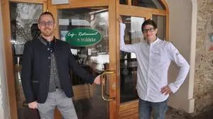 Zwei Männer stehen vor einer Tür | Dennis Habermann und Domenik Plankl (von links)