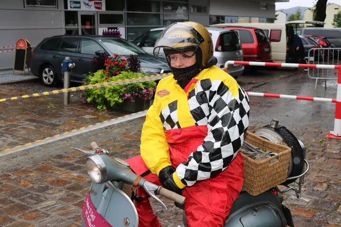 Trotz coronabedingten Absagen von über 50 Teilnehmern aus dem benachbarten Ausland trafen sich etwa 70 Vespa-Begeisterte zur „Trofeo II dell VC Köflach“ vor dem Volkshaus Bärnbach und sorgten für ein buntes Bild mit ihren Kultfahrzeugen aus Italien.