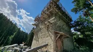 Der Wohnturm bekommt heuer einen hölzernen Wehrgang 