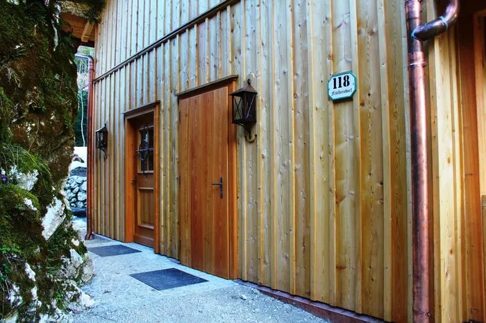 Die zwei größeren Gebäude, in denen auch eine Wohneinheit untergebracht ist, tragen die die Adresse: Fischerndorf 77 und Fischerndorf 118