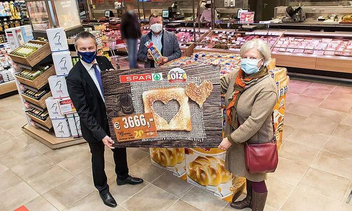 Abstandsregel und das Tragen von Mund-Nasenschutz wurden bei der Spendenübergabe von Spar und Ölz eingehalten
