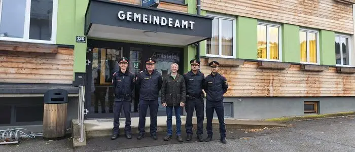 Bürgermeister Johannes Rauter (Mitte) mit Polizisten der Inspektion Stadl