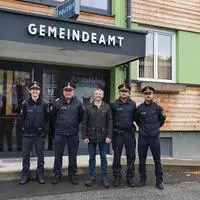 Bürgermeister Johannes Rauter (Mitte) mit Polizisten der Inspektion Stadl