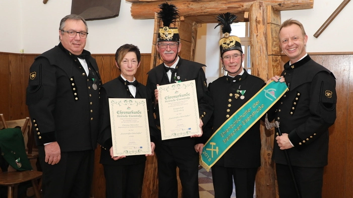 Festlicher hätte der Rahmen nicht sein können: Bei der 89. Barbarafeier in den Barbarasälen des Eisenmarktes Vordernberg ernannte der Obmann der Steirischen Eisenstraße, Mario Abl, die Eisenerzer Bürgermeisterin Christine Holzweber (2.v.l.) und die Knappschaft Vordernberg mit ihrem Kommandanten Gerhard Zach (3.v.l.) zu Botschaftern der Steirischen Eisenstraße.