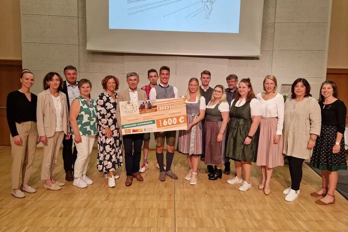 LJ-Obmann Thomas Gutmann und LJ-Leiterin Anna Griesbacher mit Mitgliedern der Landjugend Gnas, Bürgermeister Gerhard Meixner, Vizebürgermeisterin Elisabeth Triebl, und Vertretern des Regionalmanagements sowie Ehrengästen