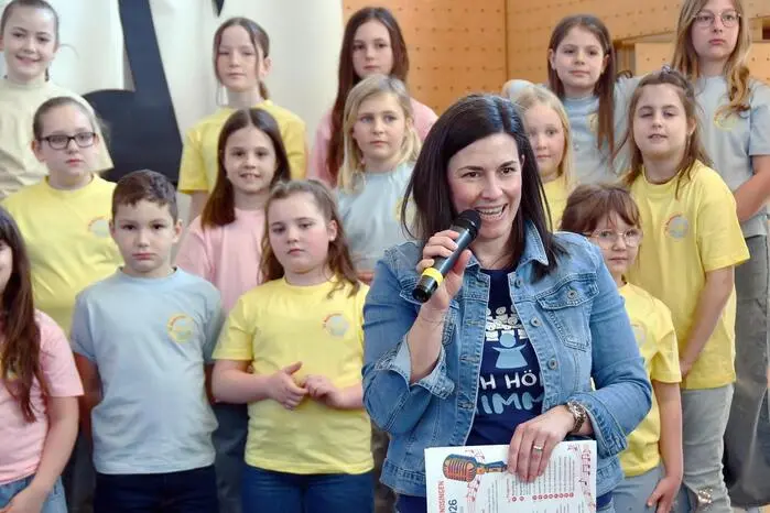 Die Weißkirchner Volksschuldirektorin Christina Saurugg begrüßte Schülerinnen, Lehrerinnen und Lehrer sowie die Zuhörer.