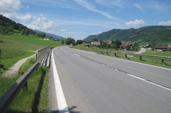 Weil nach dem Einbiegen auf die B320 kein Schild auf das Tempolimit hinwies, wurde "geblitztem" Lenker, der Beschwerde gegen die Strafe eingelegt hatte, Recht gegeben
