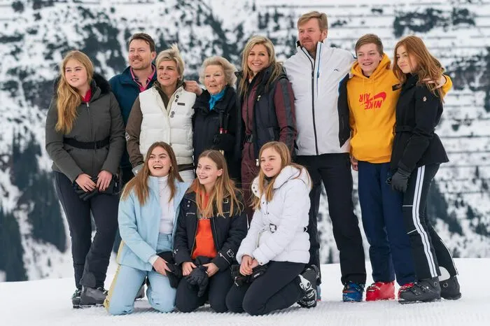(von links stehend) Prinzessin Catharina-Amalia, Prinz Constantijn, Prinzessin Laurentien, Prinzessin Beatrix, Königin Maxima, König Willem-Alexander, Prinz Claus-Casimir, Prinzessin Alexia (v.l. unten) Prinzessin Eloise, Prinzessin Leonore und Prinzessin Ariane 