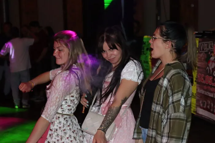 Klicken Sie sich durch die Bilder der hübschen und gut gelaunten Ballbesucher