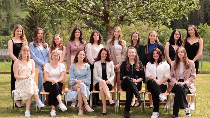 8 a-Klasse: Sarah Aigner, Elena Esser, Sarina Froihofer, Carina Gerold, Anna Grassl, Sophie Jessner, Stefanie Leitner, Julia Stock, Ailyn Colibaba, Ida Schöggl, Hannah Trattner, Melanie Feuchter, Magdalena Fuchs, Sophia Pirkner, Johanna Rauter, Laura Schaffer und Nina Turnschek mit Klassenvorständin Daniela Wirnsberger-Künstner.