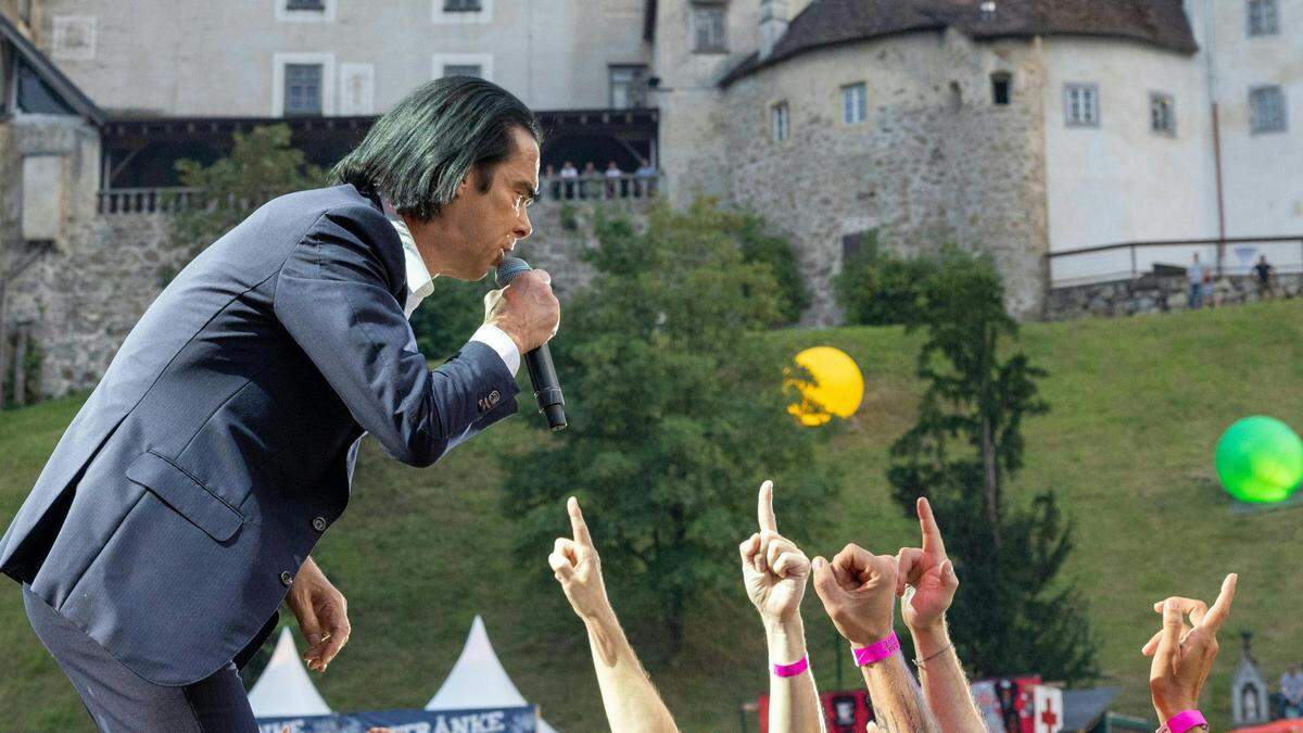 Nick Cave und die Bad Seeds gaben auf der Burg Clam ein herausragendes Konzert