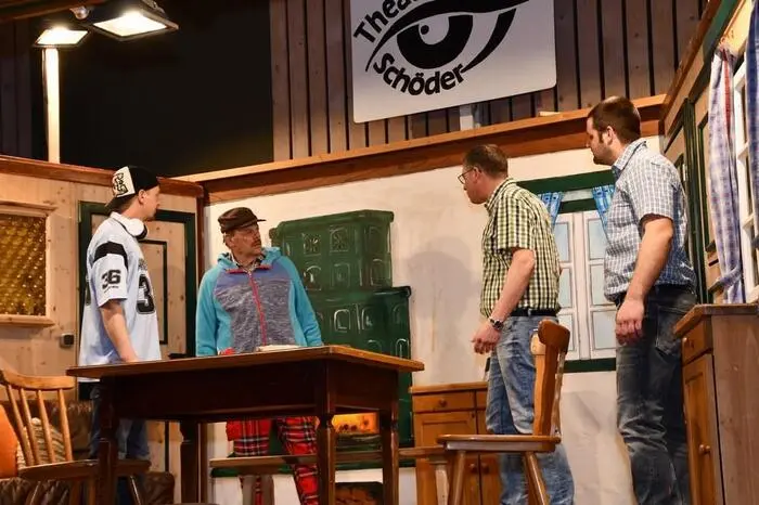  Das Stück in drei Akten wird im Festsaal der Volksschule Schöder noch zweimal aufgeführt. Seit mehr als 50 Jahren sorgt die Theatergruppe rund um den Jahreswechsel für Theaterabende mit viel Humor und regionalem Bezug.