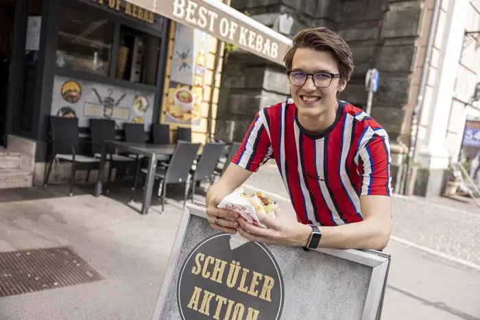 Döner für Schüler Schülerangebot 5eur Michael Griesser und Erkara Ertürk von Best of Kebab Klagenfurt April 2024