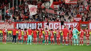 Die GAK-Spieler feierten mit ihren Fans den dritten Sieg en suite