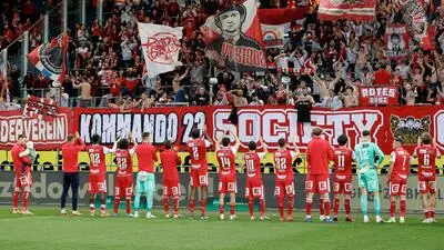 Die GAK-Spieler feierten mit ihren Fans den dritten Sieg en suite