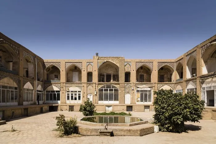 Die UNESCO hat auch die persischen Karawansereien im Iran zum Weltkulturerbe erklärt. Die ehemaligen Herbergen an Karawanenstraßen sind im Iran wegen ihres markanten Architekturstils oft Touristenziele. "Karawansereien waren Herbergen am Straßenrand, die Karawanen, Pilgern und anderen Reisenden Unterkunft, Nahrung und Wasser boten", schreibt die UNESCO über das neue Weltkulturerbe. 