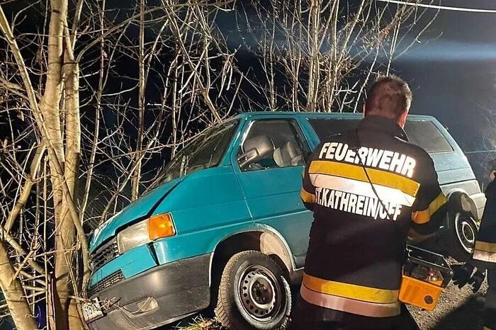 Die Freiwillige Feuerwehr St. Kathrein am Offenegg konnte das Fahrzeug bergen.