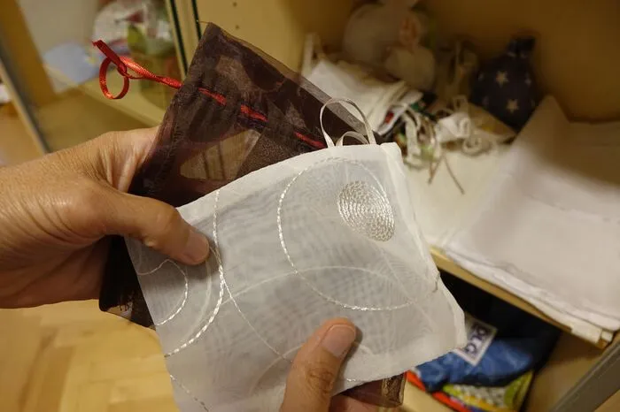 Kleine Sackerl für Schmuck, Geschenke aus Vorhängen oder anderen feinen Materialien.