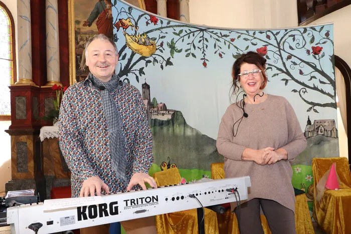 Beim Familiengottesdienst mit Singspiel für die ganze Familie wurde das Stück "Elisabeth" (Wenn Holzwürmer ohne Prinzessin zur Freundin haben), von Amadeus Eidner und Gabi Eidner aufgeführt.