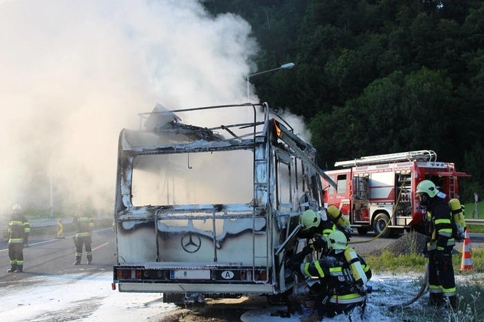 20 Mann der FF Gratkorn löschten den alten Mercedes vor dem Portal des Gratkorn-Tunnels.