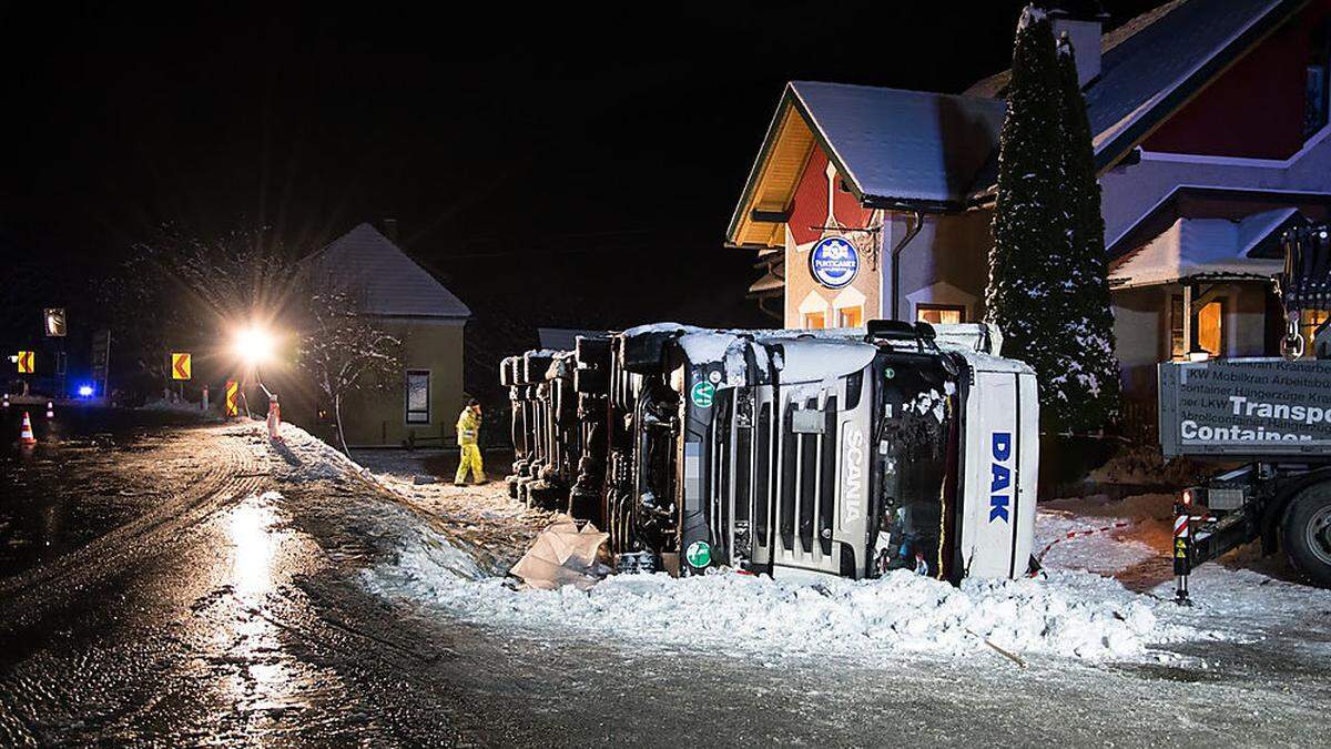 Im Vorgarten eines Cafés blieb der Lkw liegen