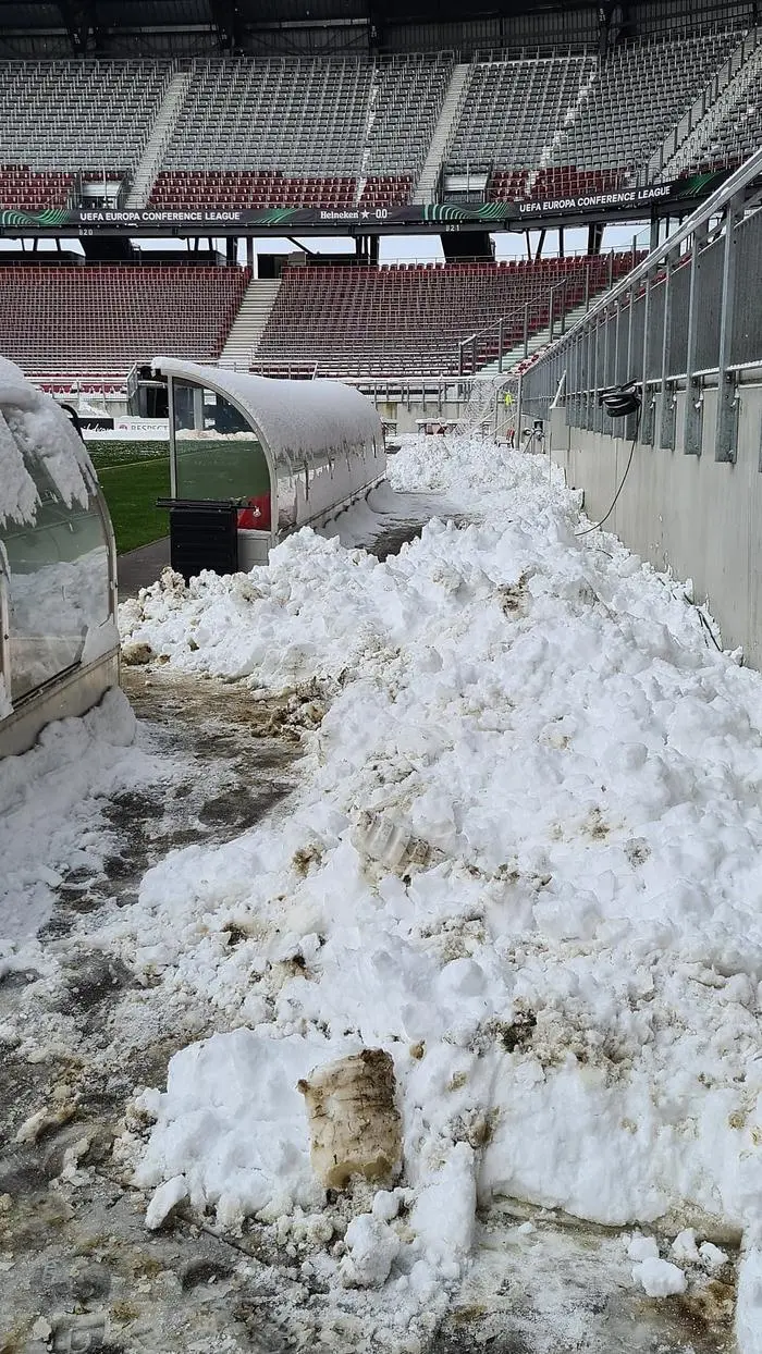 Der Schnee türmt sich jetzt abseits des Feldes