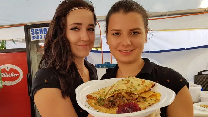 Auch beim 8. Kärntner Palatschinkenfest ein Renner: die Holzhacker-Palatschinke der Zechgemeinschaft Baldramsdorf. Hier aufgetischt von Michelle Pirker und Lena Sumper.