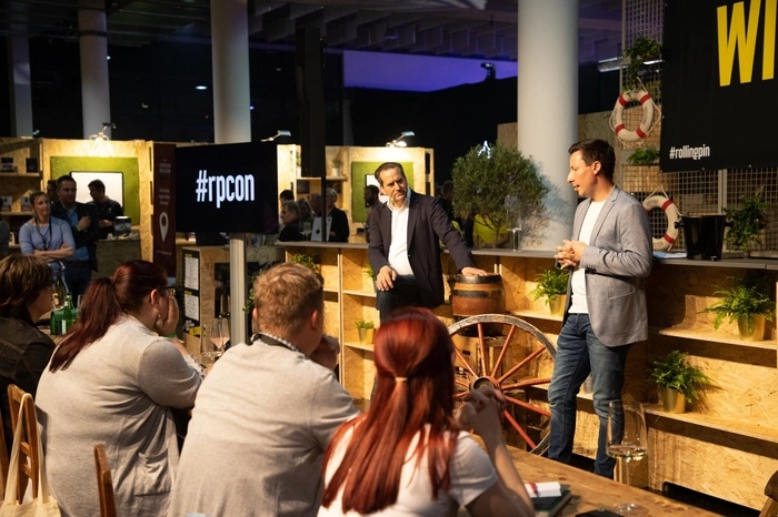 Auf der Wine.Stage führt Sommelier Gerhard Retter durch den Tag