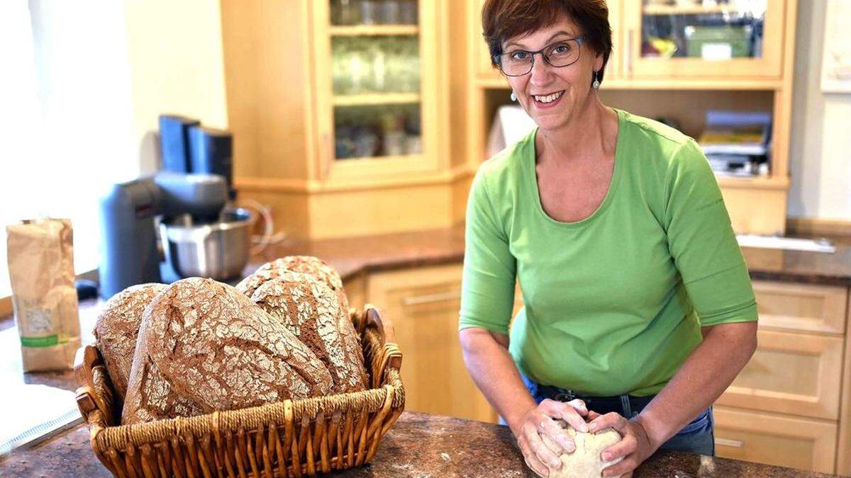 Gertrud Wachernig produziert ihr Brot mit sehr viel Sorgfalt