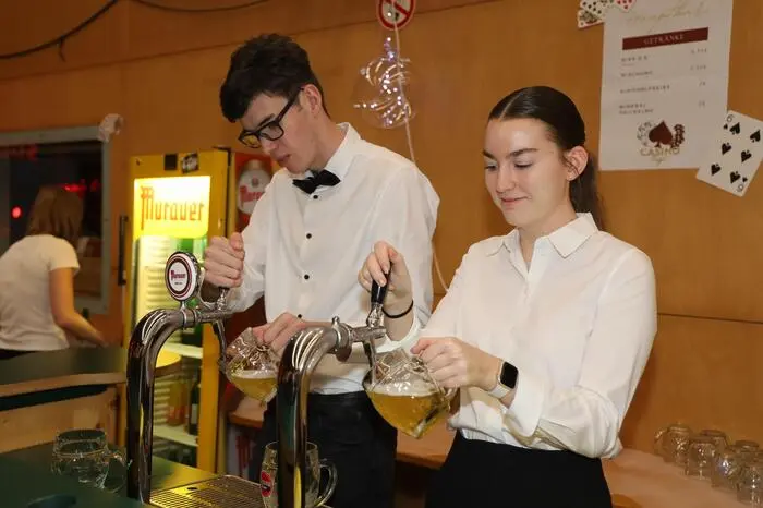 Neben einem Schätzspiel gab es auch einen Glückshafen, eine Fotobox, eine Disco und für das leibliche Wohl der Gäste war an den Bars bestens gesorgt