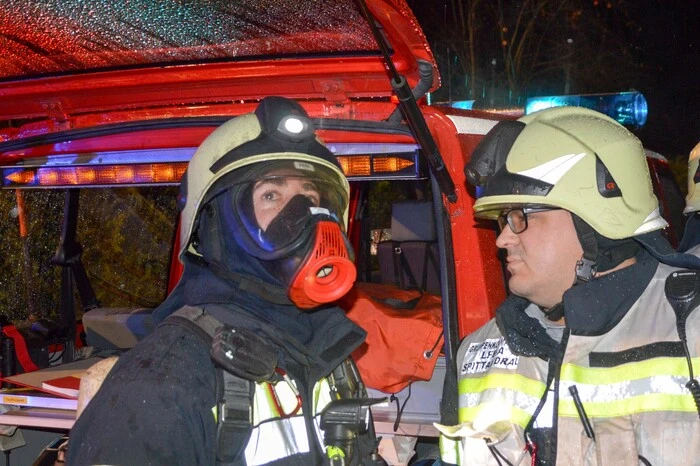 Da die Personen mittels Leiter nicht geborgen werden konnten, rettete die Feuerwehr die Mieter mittels zusätzlicher Atemschutzmasken durch das verrauchte Stiegenhaus ins Freie.