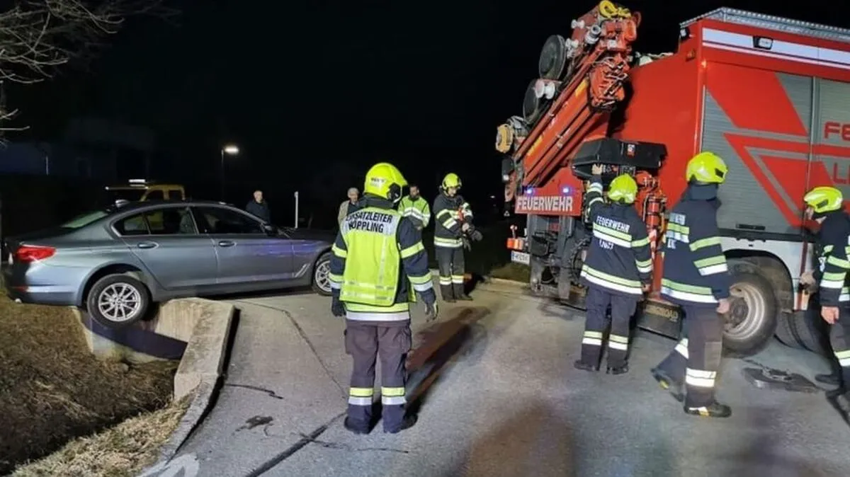 Der Fahrer war mit seinem Auto auf dem Brückengeländer aufgesessen