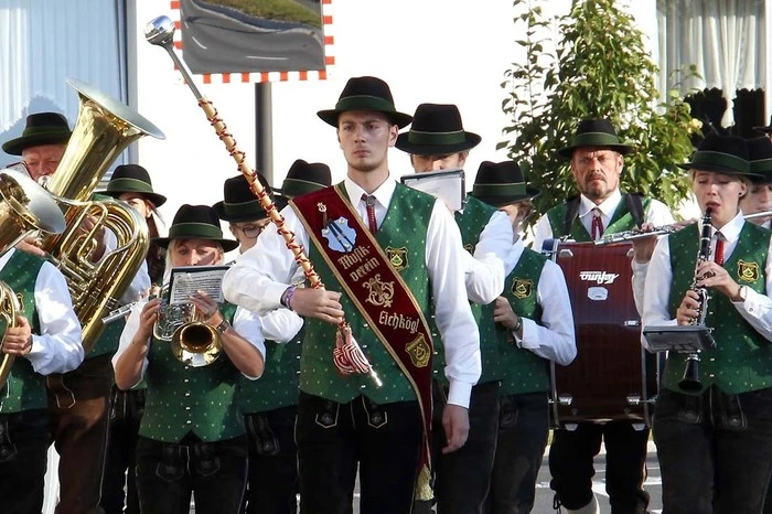 ....ebenfalls im Gleichschritt der Musikverein Eichkögl...
