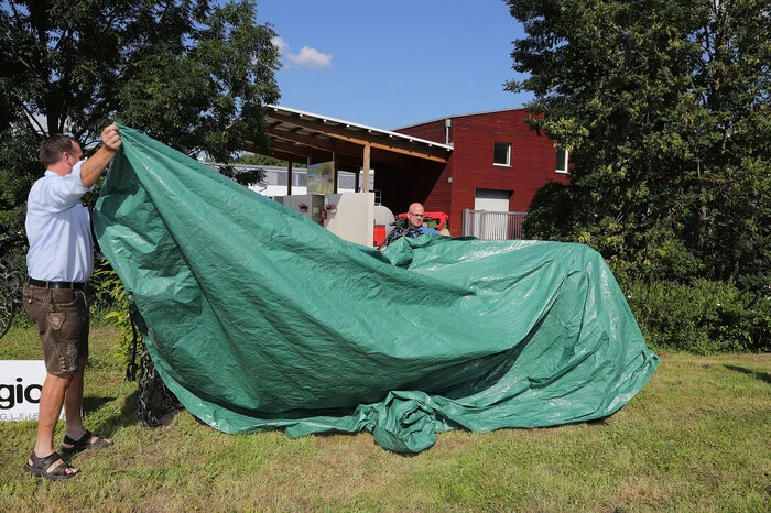 Was steckt unter der Plane in Thannhausen?