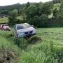 Der Pkw kam von der Straße ab und wurde schwer beschädigt.