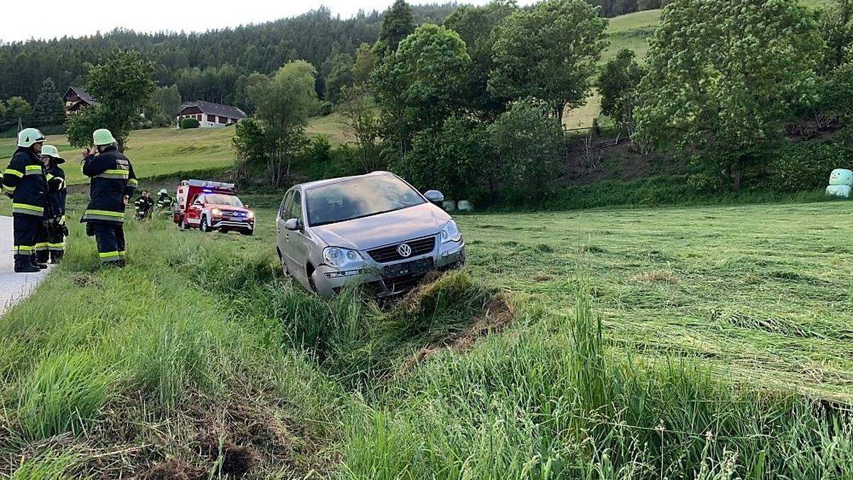 Der Pkw kam von der Straße ab und wurde schwer beschädigt.