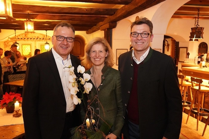 Bürgermeister Matthias Krenn gratuliert den Hoteliers Birgit und Jakob Forstnig und freut sich über die Erweiterung