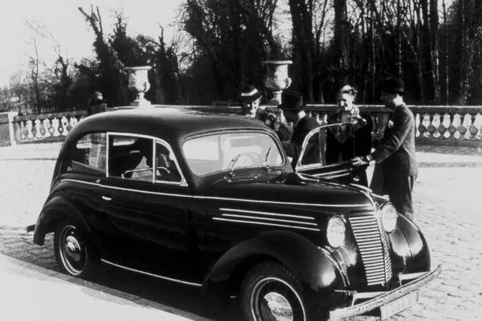 1938: Der Juvaquatre kommt auf den Markt. Der Kleinwagen ist das erste Modell der Franzosen mit Einzelradaufhängung und selbsttragender Karosserie.