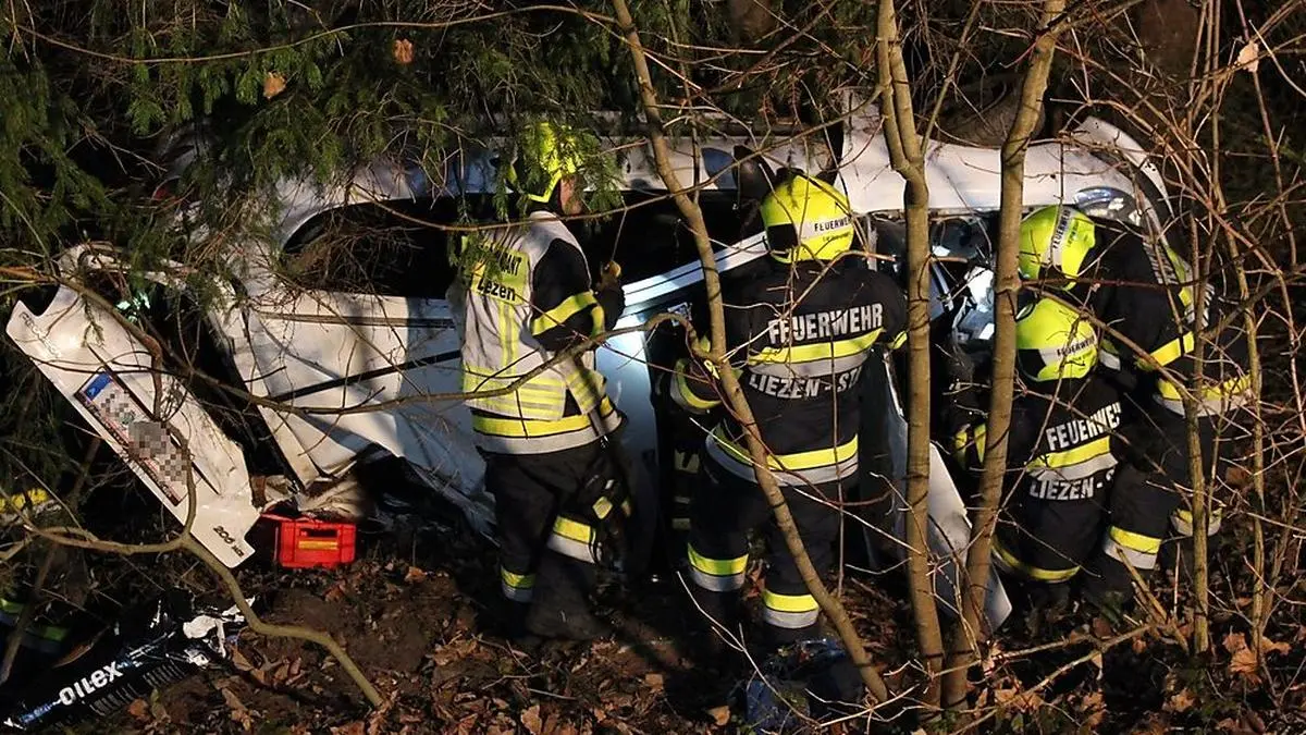 Feuerwehr musste das Auto bergen