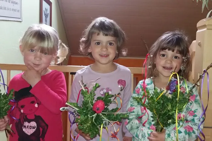 Große Freude haben die Kinder von Tagesmutter Margit Heiling mit den selbst gebundenen Palmbuschen ...